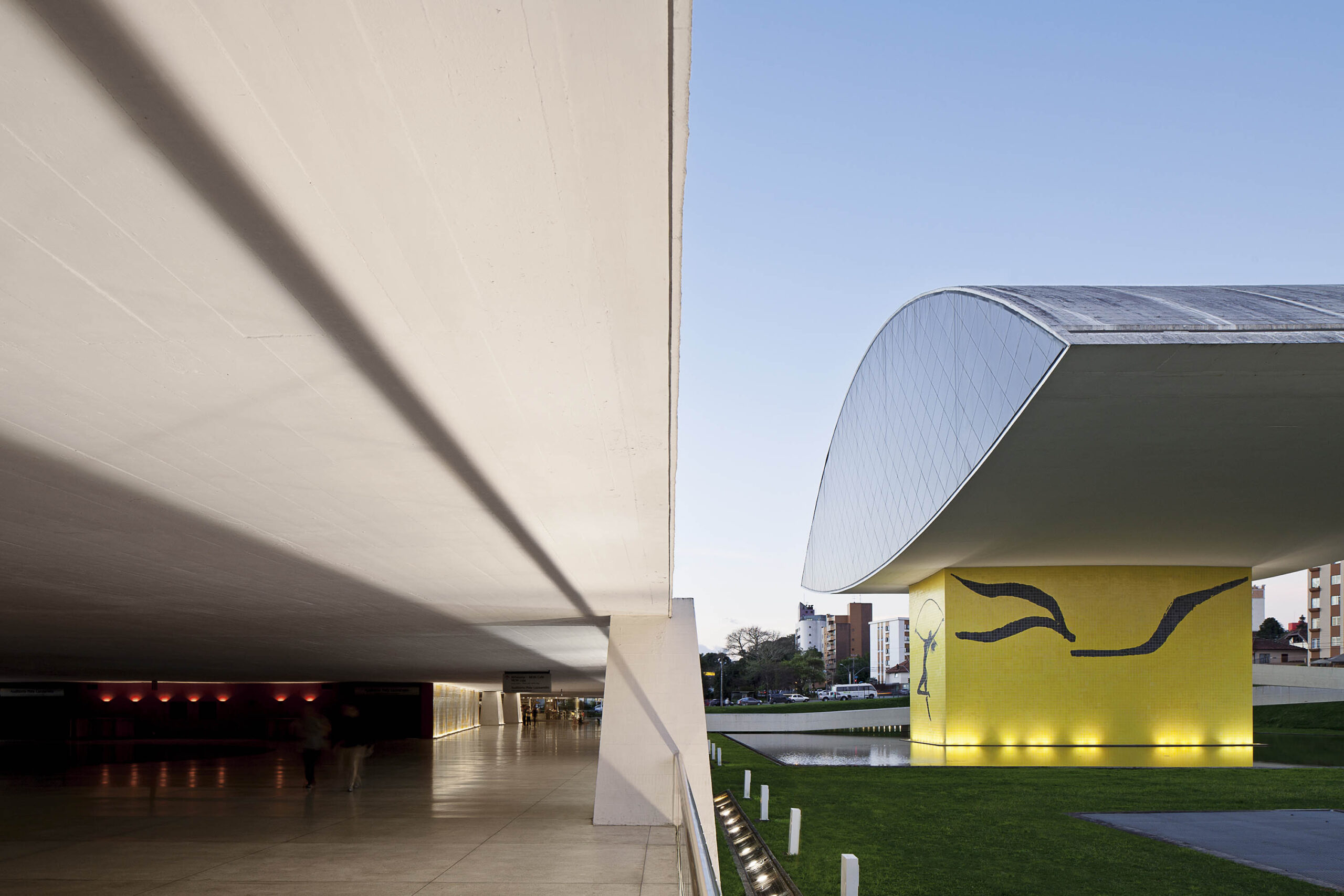 Museu Oscar Niemeyer abre normalmente nos feriados de abril; veja a programação
