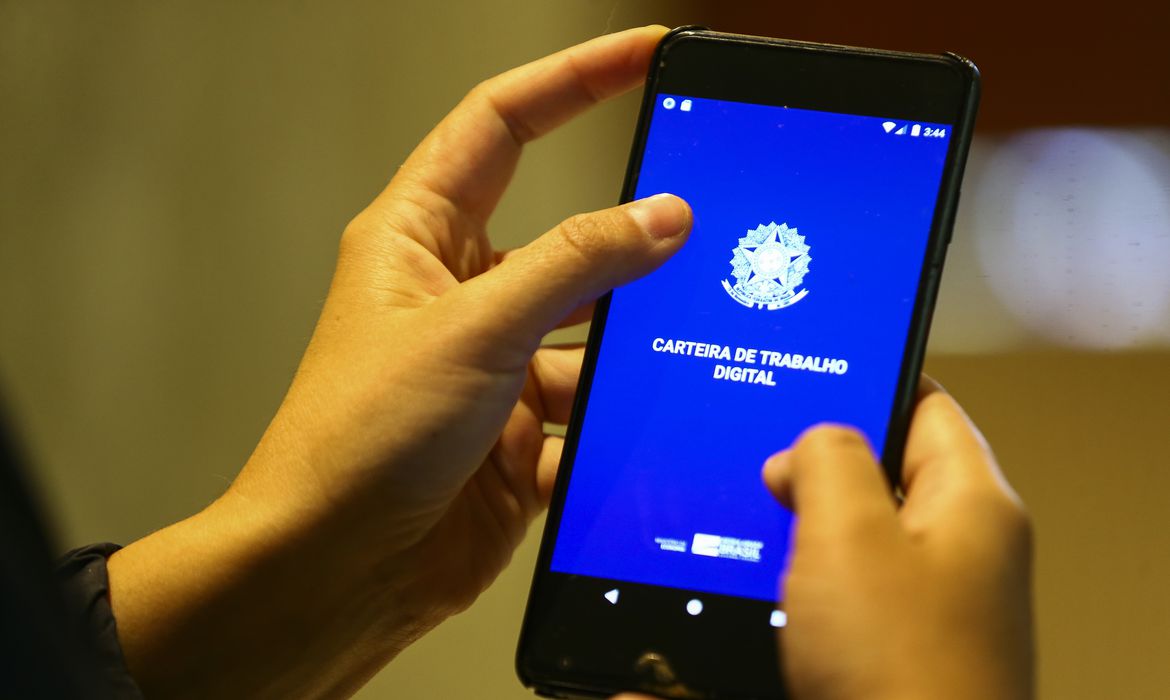 IBGE: desemprego cai para 10,5% e atinge menor patamar desde 2015
