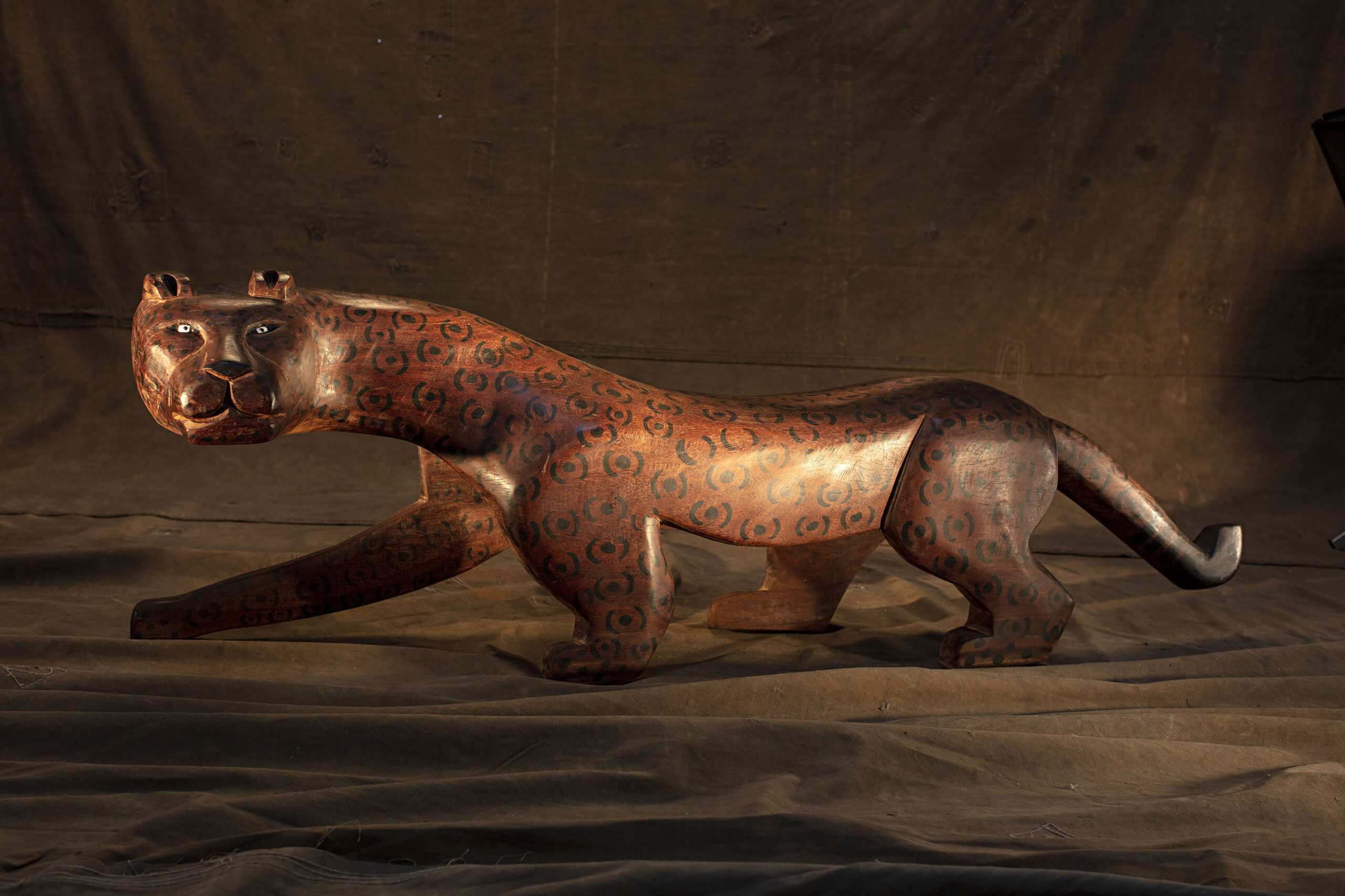 MON promove exposição com 200 bancos feitos por indígenas brasileiros