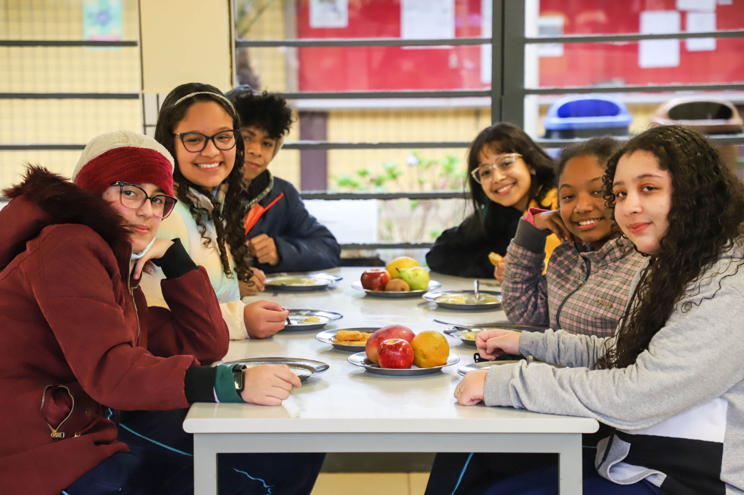 Governador anuncia três refeições por dia em todos os colégios da rede estadual