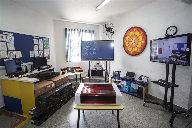 Greca entrega lousas digitais e equipamentos de informática no valor de R$ 1,6 milhão