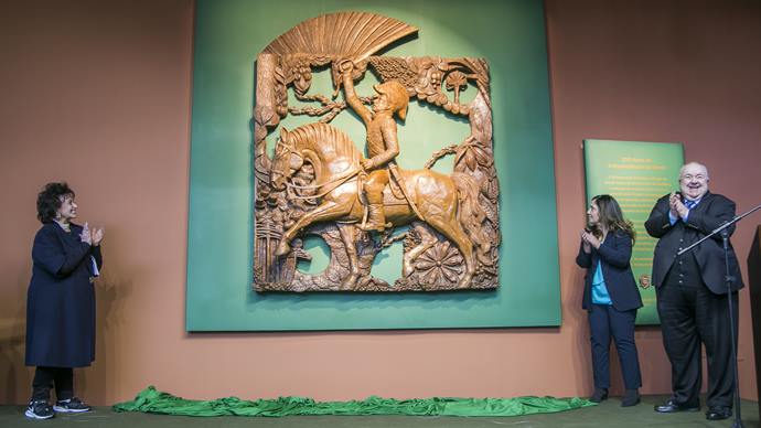 Greca entrega escultura do bicentenário e enriquece acervo do Memorial de Curitiba