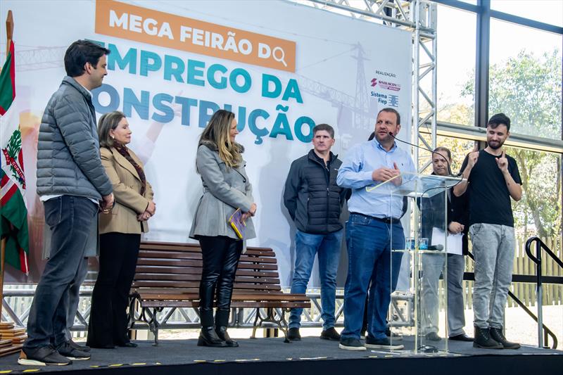 Dois mil trabalhadores buscam oportunidades no Feirão do Emprego