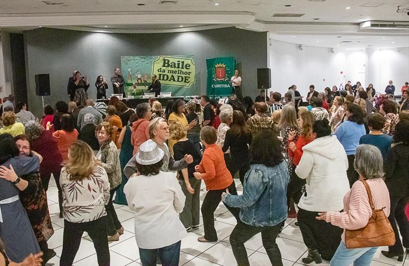 Baile da Melhor Idade vai movimentar 6 regionais de Curitiba