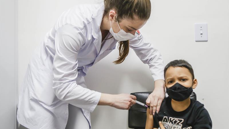 Curitiba direciona estoque de Coronavac para crianças de 3 e 4 anos