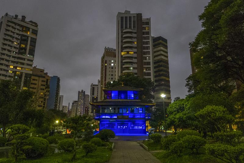 Em prol da saúde do homem, Curitiba ilumina dez pontos no Novembro Azul