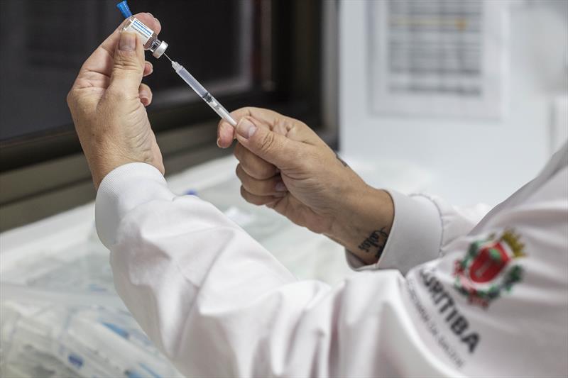 População com menos de 40 anos reforça a proteção contra a covid-19