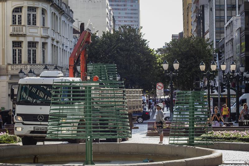 Decoração do Natal de Curitiba – Luz dos Pinhais é instalada em ruas e parques