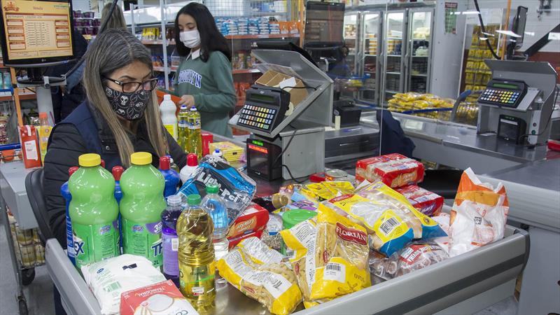 Armazéns e Sacolões da Família driblam alta de preços de alimentos em Curitiba