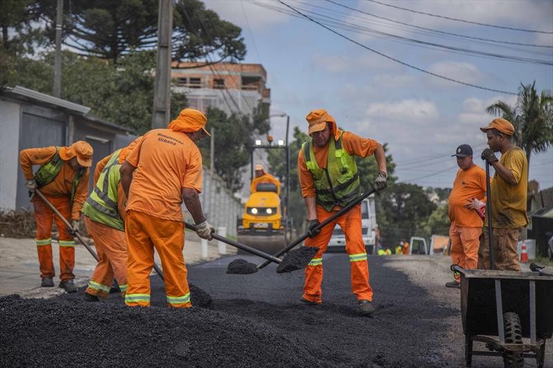 Prefeitura de Curitiba implanta 25 km de asfalto novo em três regionais
