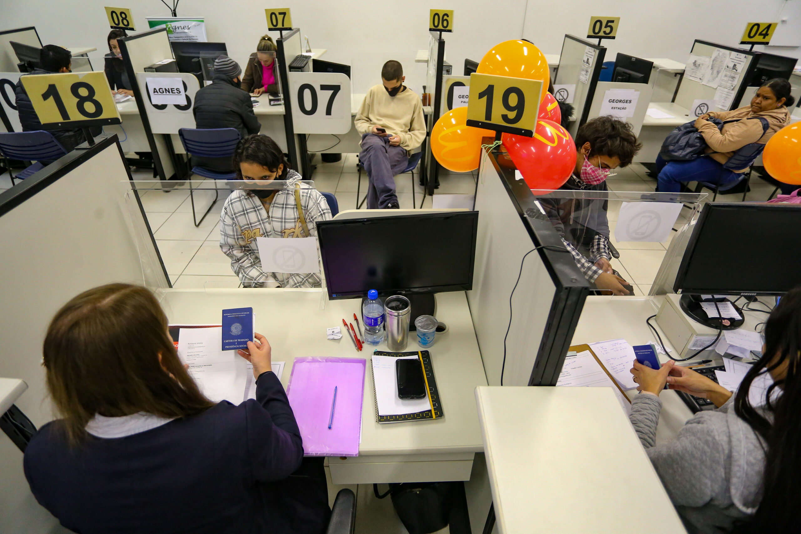Carteira assinada: Agências do Trabalhador iniciam a semana com 11,9 mil vagas