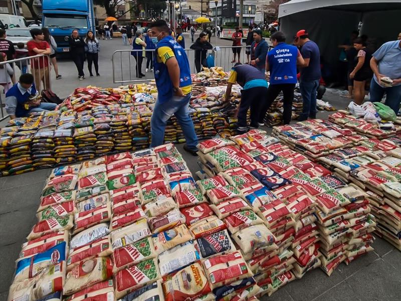 Jogo do Athletico, em Curitiba, deve render a arrecadação de 30 toneladas de alimentos