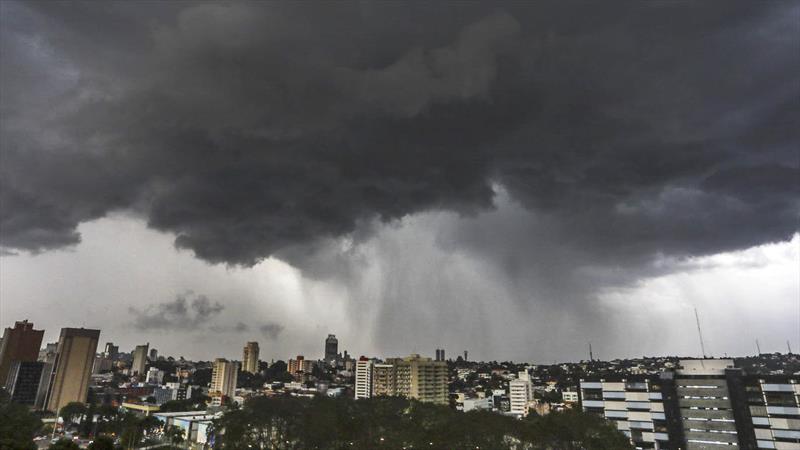 Prefeitura de Curitiba presta atendimento após fortes chuvas