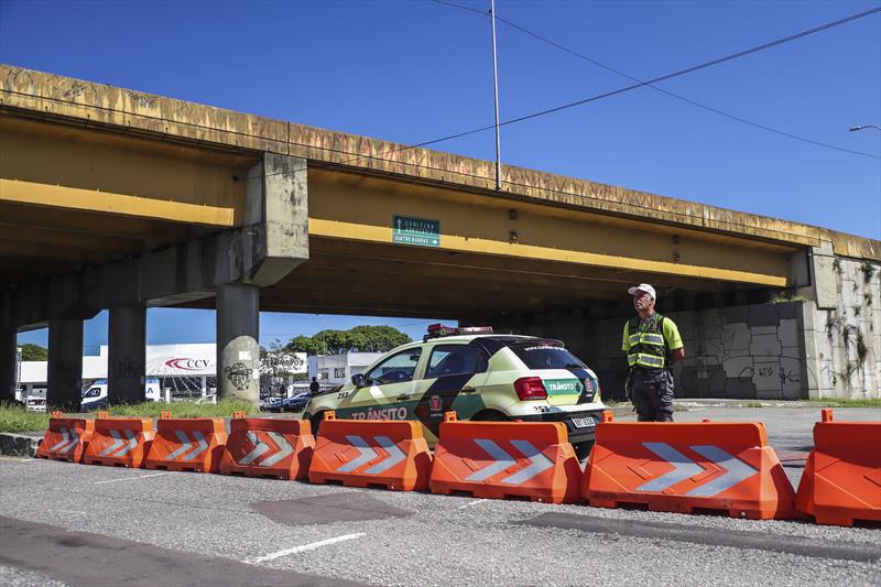 Agentes de trânsito orientam motoristas no entorno das obras do Complexo do Tarumã