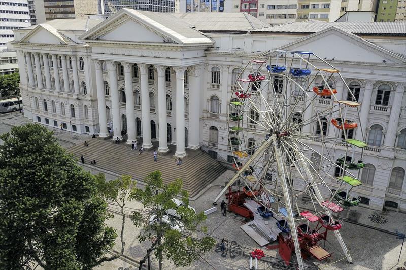 Carrosséis e roda-gigante voltam a ser montados para celebrar os 330 anos de Curitiba