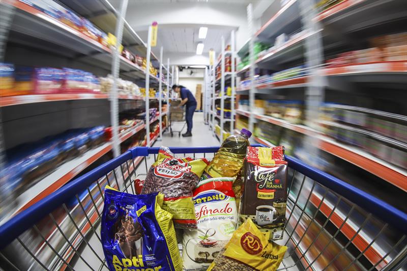 Leite em pó, macarrão e carne moída com preços mais baixos no Armazém da Família, da Prefeitura de Curitiba
