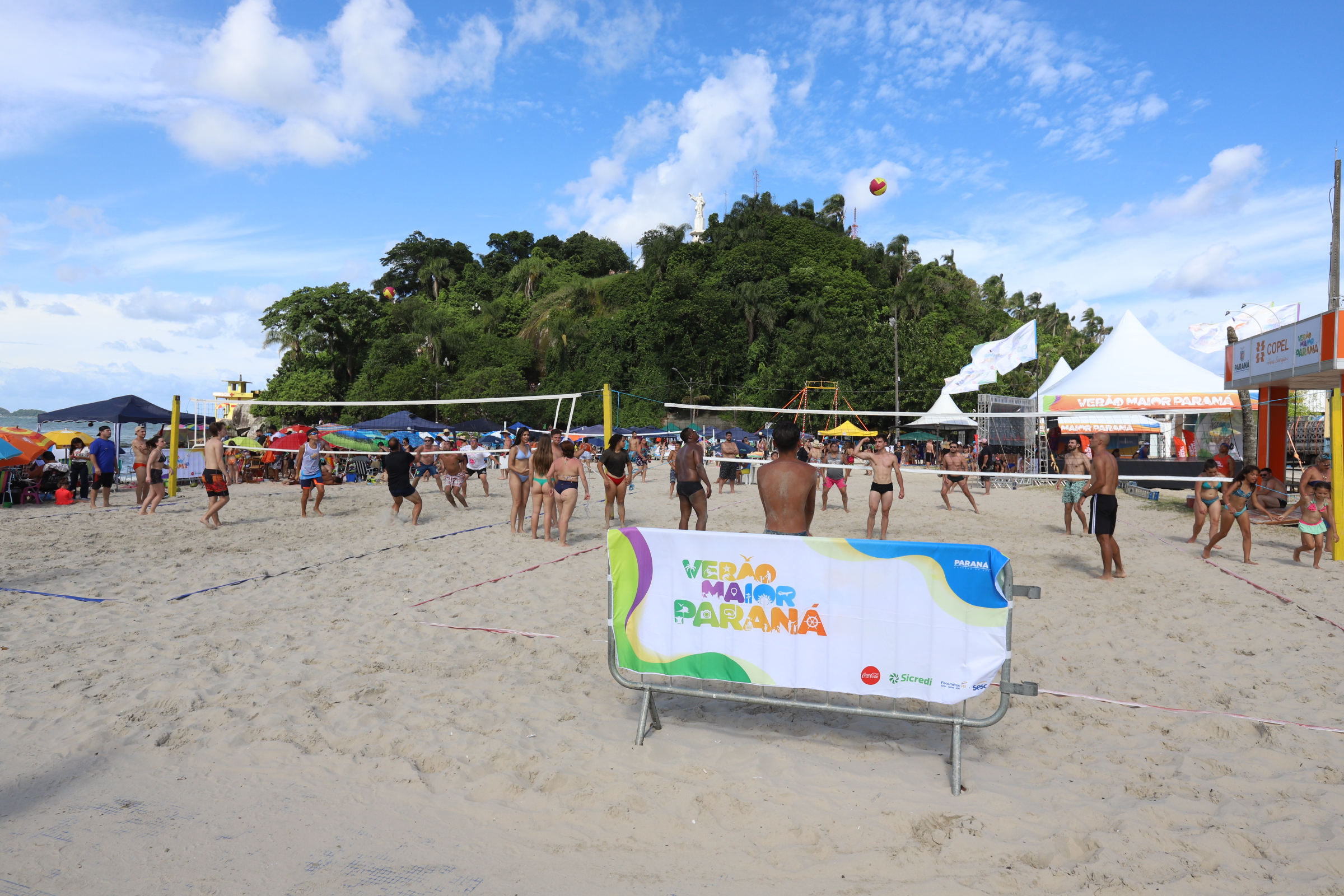 Campeonato de vôlei de praia, bodyboarding e jogos na água agitam Litoral no fim de semana