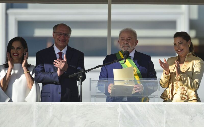 No parlatório, Lula reassume compromisso de cuidar dos brasileiros