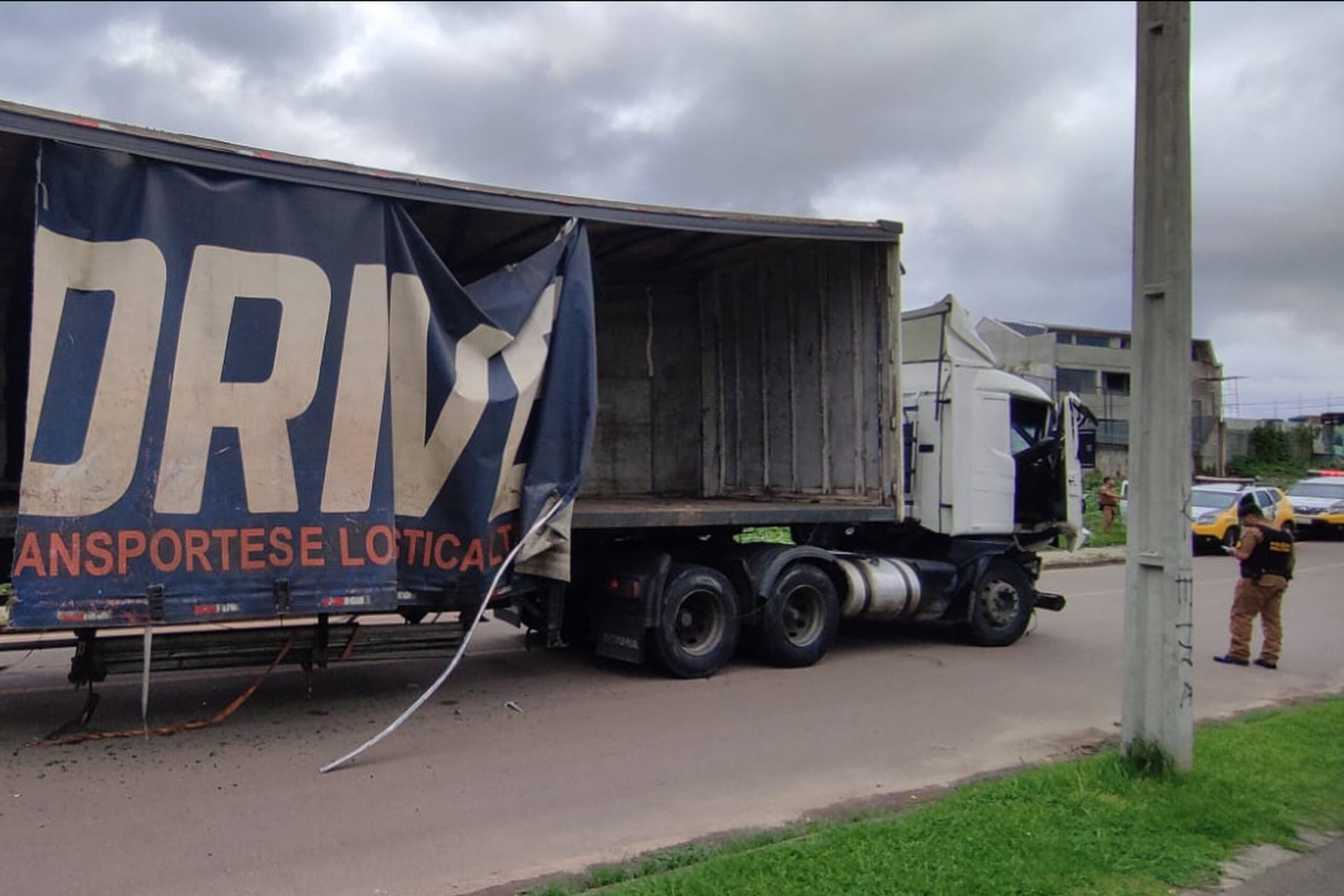 Polícia Militar prende motorista de caminhão que atingiu mais de 10 veículos em Curitiba