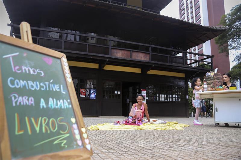 Livros deixam as estantes para atividades ao ar livre na Praça do Japão