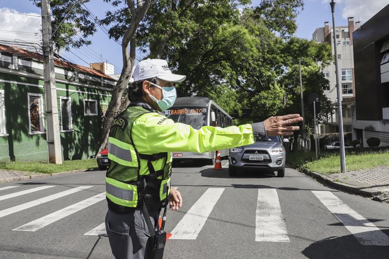 Trecho de rua no bairro Portão terá sentido único a partir desta sexta-feira