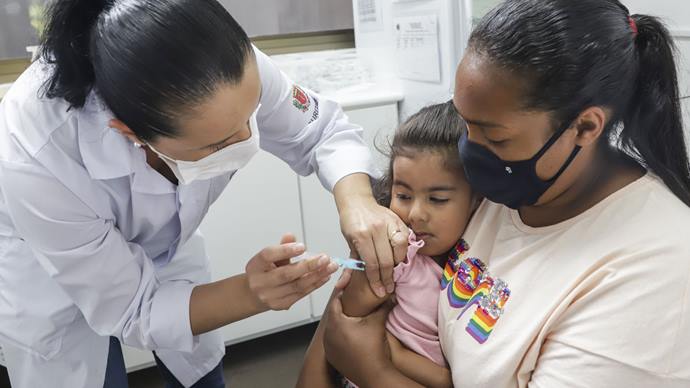 Curitiba amplia vacinação da 1ª dose anticovid para crianças de até 3 anos incompletos