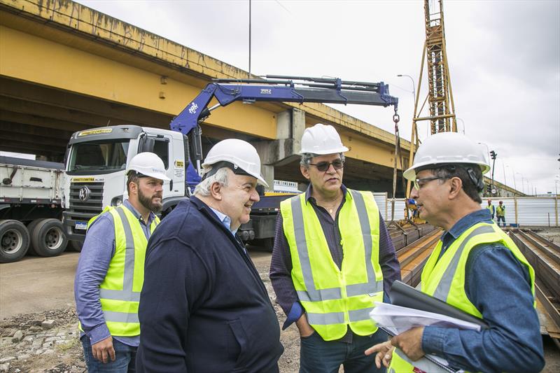 Greca vistoria obras do Complexo do Tarumã, que vai ampliar integração do transporte coletivo