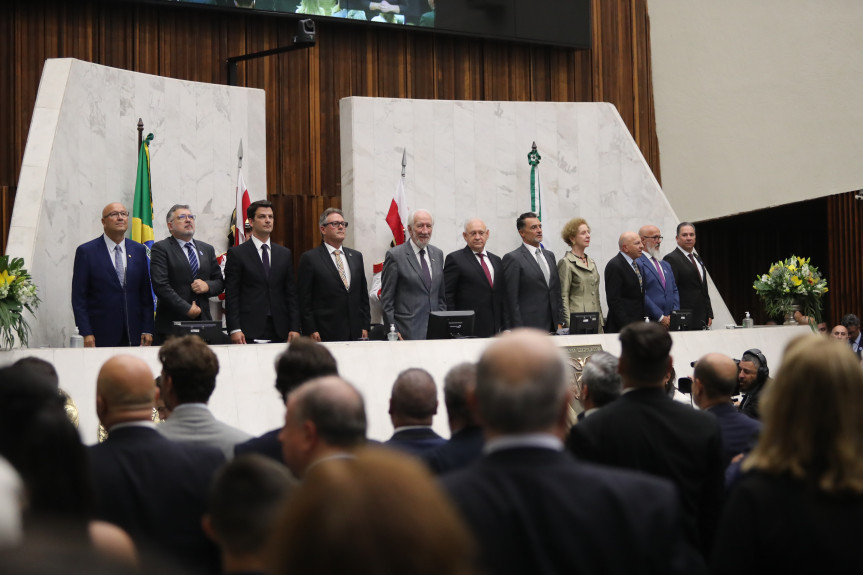 Deputadas e deputados eleitos em outubro tomam posse na Assembleia Legislativa do Paraná