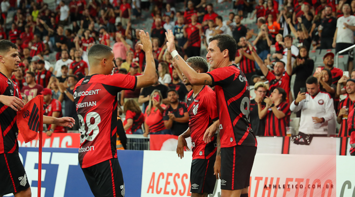 Mais uma vitória e liderança garantida!