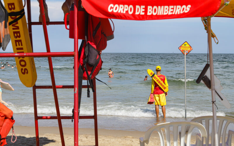 Corpo de Bombeiros fez 1.264 salvamentos na água durante o Verão Maior Paraná nas praias