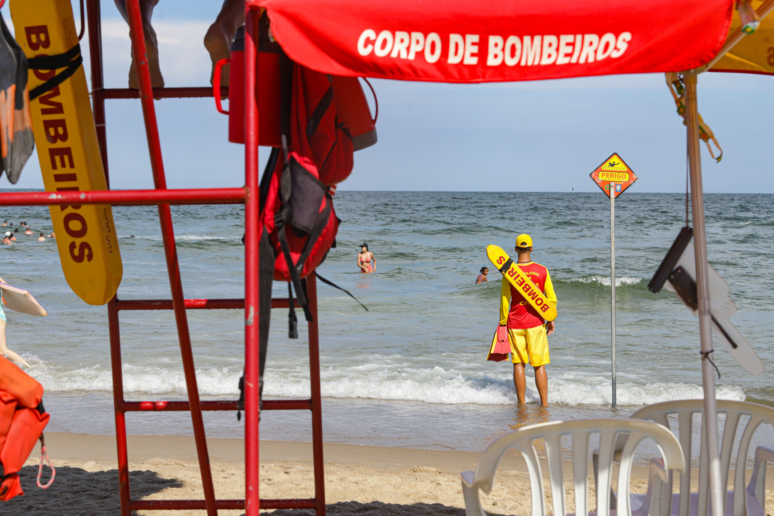Corpo de Bombeiros fez 1.264 salvamentos na água durante o Verão Maior Paraná nas praias