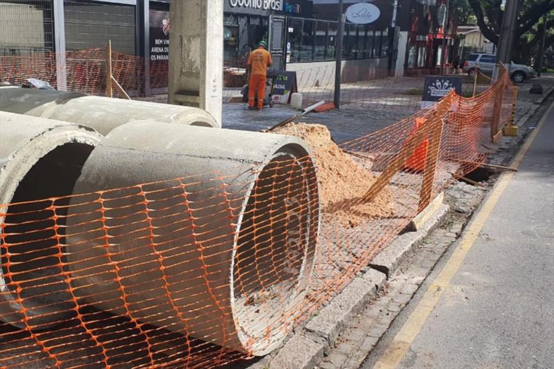 Prefeitura tem serviços para conter erosão em trecho de calçada da Av. Getúlio Vargas