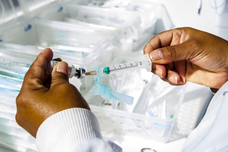Vacinação contra a gripe começa por crianças e idosos em Curitiba