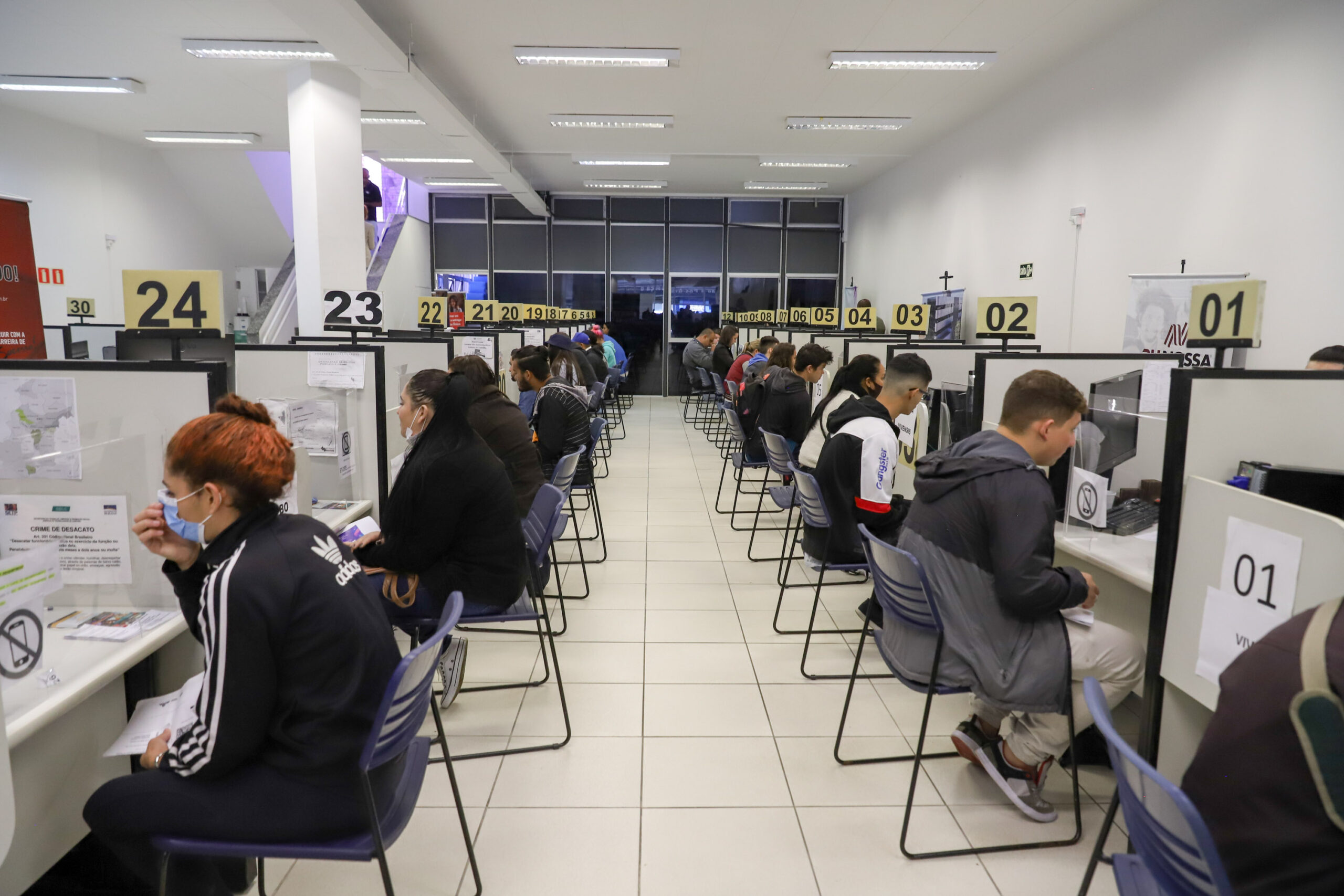 Agências do Trabalhador ofertam 11,7 mil vagas com carteira assinada no Paraná