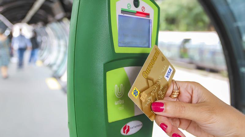 Cartilha da Urbs tira dúvidas sobre o pagamento da passagem com cartão de crédito e débito
