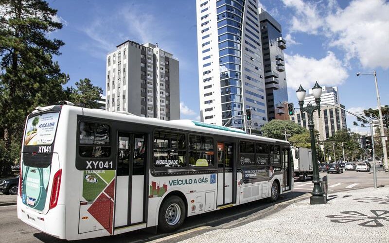 Ônibus movido a gás natural começou a ser testado em Curitiba