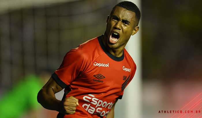 Furacão abre vantagem na final