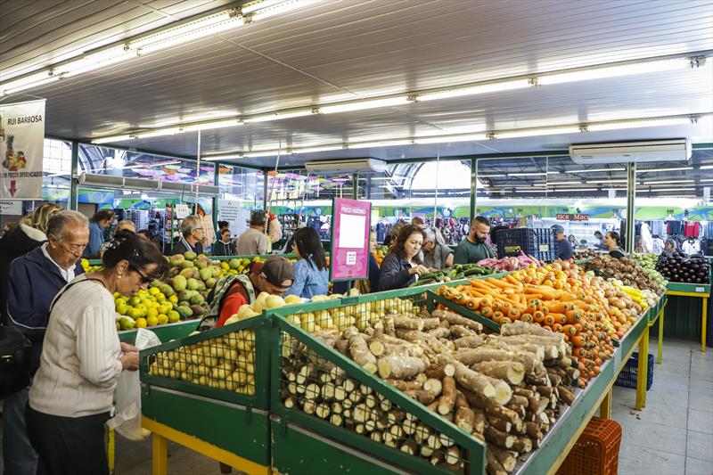 Feijão preto, farinha de milho e bisteca estão na Semana da Economia dos Armazéns da Família