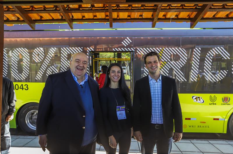 Mesmo com novos elétricos, tarifa de ônibus em Curitiba não terá reajuste até o fim de 2024, diz Greca
