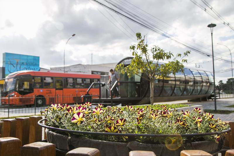 Após requalificação e obras da Prefeitura no entorno, estação-tubo Itajubá volta a funcionar em Curitiba