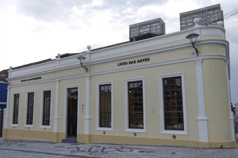 Escola do Patrimônio de Curitiba abre inscrições para curso de conservação de obras em papel