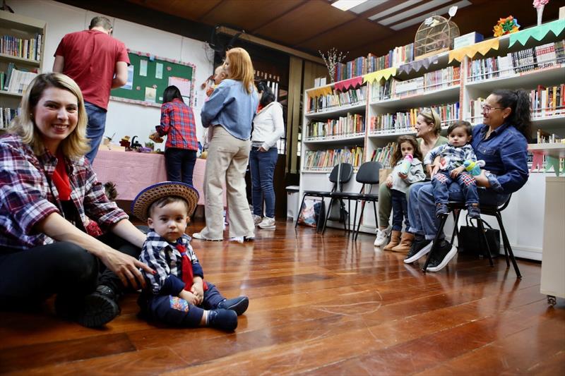 Roda de leitura ajuda no desenvolvimento dos bebês e encanta famílias de Curitiba