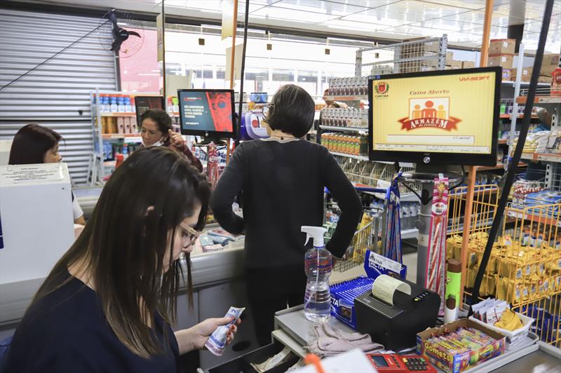 Arroz, feijão e sardinha mais em conta nos Armazéns da Família, programa da Prefeitura de Curitiba