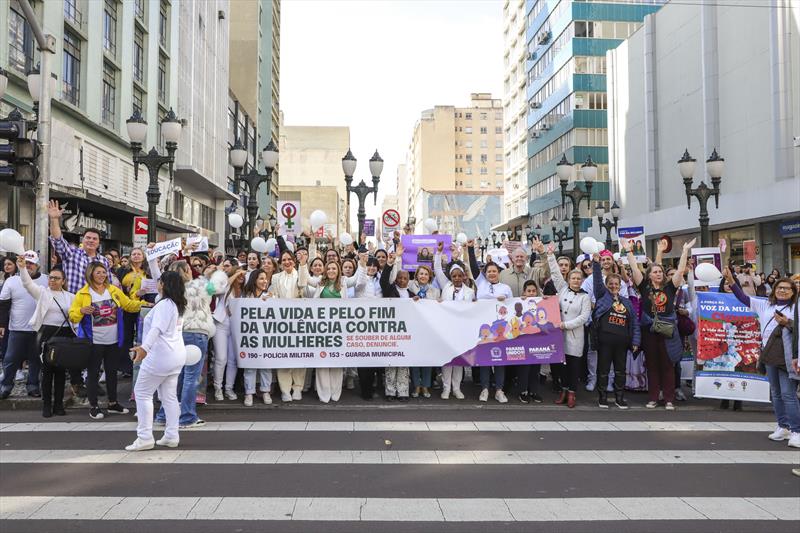 Caminhada leva 2 mil pessoas para o Centro de Curitiba pelo fim da violência contra a mulher