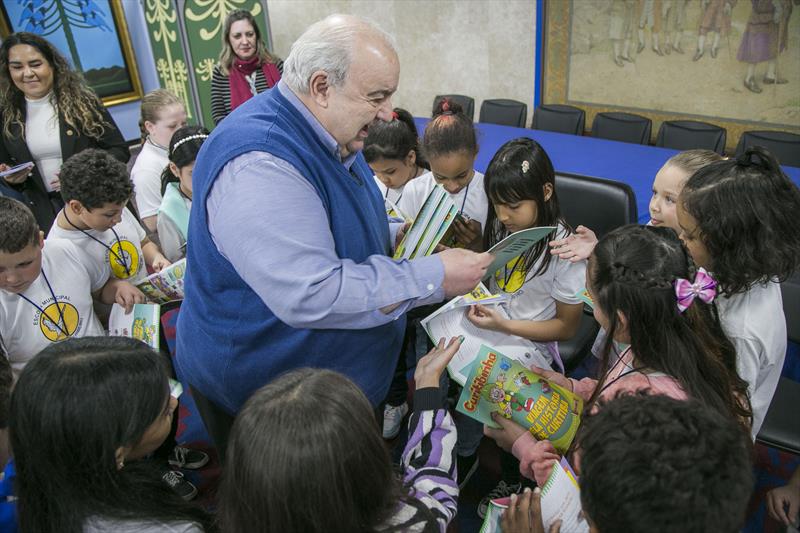 Com o prefeito, estudantes aprendem sobre a história de Curitiba