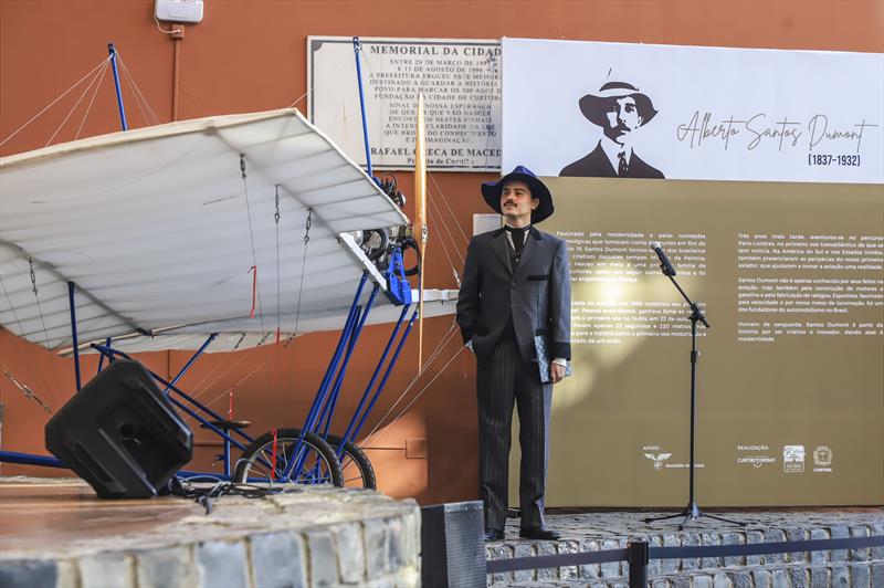 Réplica de avião construído por Santos Dumont está exposta em Curitiba