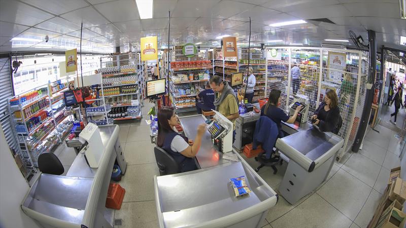 Carne moída, feijão e macarrão estão com preços mais baixos nos Armazéns da Família de Curitiba