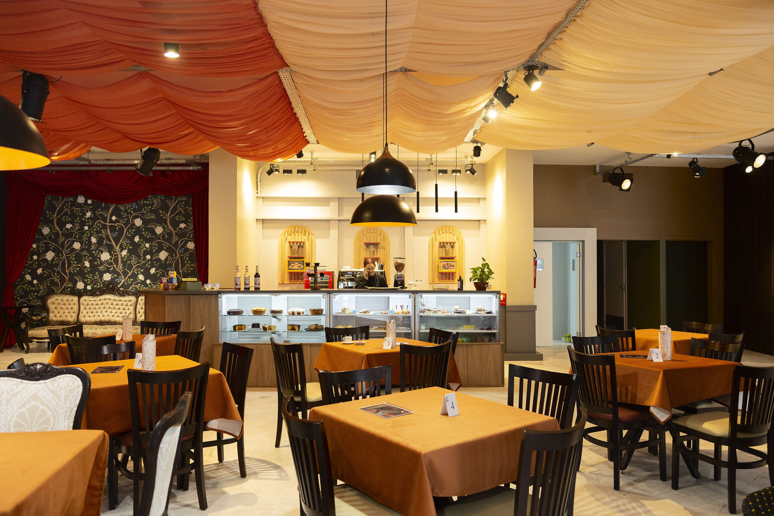 Aberto ao público, Café do Teatro Guaíra está cheio de referências históricas