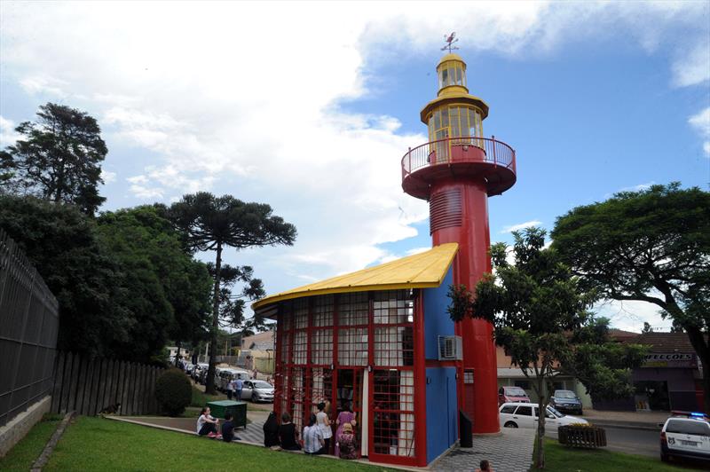 Setembro nos Faróis do Saber de Curitiba traz oficina de chocalhos, jogos e histórias com bruxas