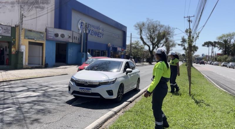 Com curioso tira-teima, Curitiba lança campanha educativa por respeito à faixa de pedestres